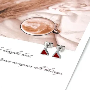 Pendientes triangulares de acero inoxidable plateado con esmalte rojo en tarjeta