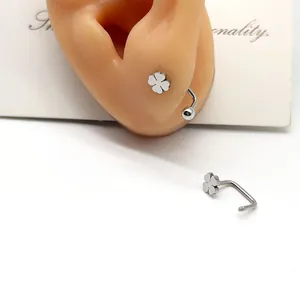 Silberner Kleeblatt-Ohrstecker aus Titanstahl auf Ohrmodell für Piercing