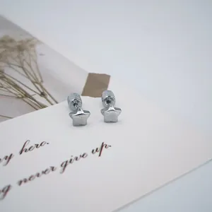 Gros plan de boucles d'oreilles étoile en acier inoxydable avec fermoir à vis