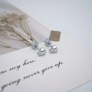 Détails de boucles d'oreilles cœur en argent avec fermoir à vis sécurisé en acier