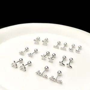 Juego de pendientes de acero inoxidable pulido con formas de estrella, cruz y luna