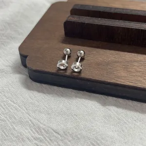 Pendientes circulares huecos de plata minimalistas con cierre de bola de rosca seguro