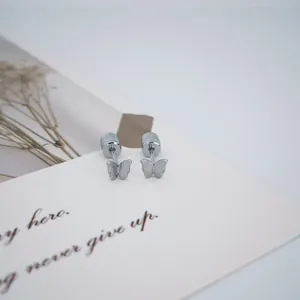 Vue détaillée des boucles d'oreilles papillon en argent avec fermoir à vis sécurisé