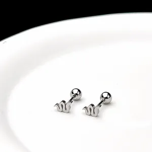 Detalle de pendientes de plata ondulados para cartílago con cierre de rosca en cerámica