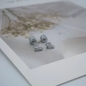 Vue détaillée de boucles d'oreilles croix en argent avec fermoir à vis moleté industriel