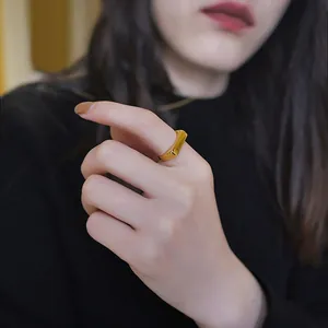 Bague géométrique carrée minimaliste en acier inoxydable plaqué or 18 carats pour femme