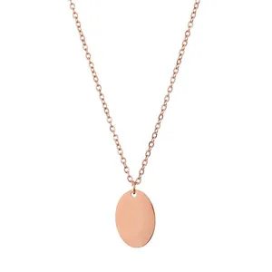 Nahaufnahme der minimalistischen roségoldenen Halskette mit glattem ovalem Metallanhänger