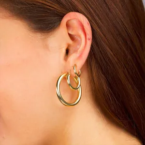 Drei Größen polierte goldene Edelstahl-Creolen für einen stylischen Ohr-Stapel-Look