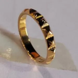 Μοντέρνο δαχτυλίδι από ανοξείδωτο ατσάλι 18K με γεωμετρικά καρφιά πυραμίδας