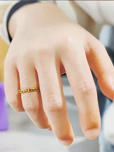 Vue détaillée d'une bague chaîne gourmette en acier inoxydable plaqué or 14K pour tous