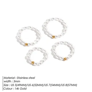 Lot de quatre bagues en acier inoxydable doré 14k avec perles blanches ovales