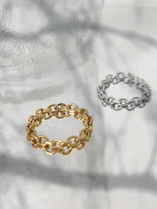Détails de la texture tissée de la bague chaîne en acier inoxydable plaqué or 14K
