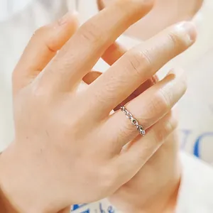 Bague chaîne unisexe en acier inoxydable argenté portée au doigt pour un style sobre