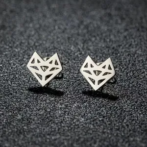 Gros plan détaillé de boucles d'oreilles renard origami en acier inoxydable poli