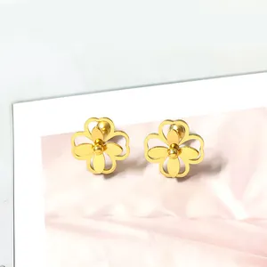 Macro detail van gouden bloem oorbellen met opengewerkt design en gepolijste afwerking