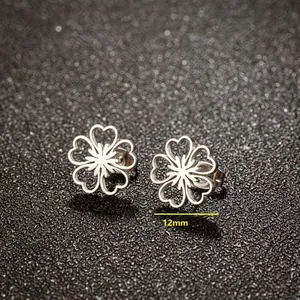 Gros plan de boucles d'oreilles cerisier évidées en argent avec détails fins