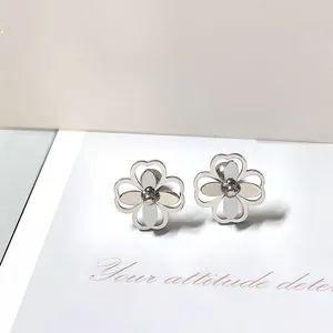 Minimalistische roestvrijstalen klavertje vier oorknopjes met een hol bloemendesign
