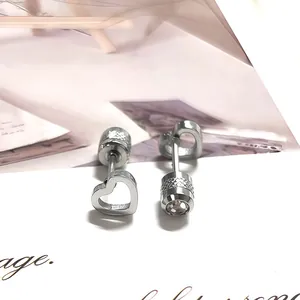 Detalle de pendientes de corazón en acero inoxidable con cierre de rosca y pequeño diamante