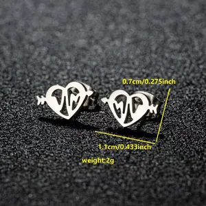 Vue détaillée des boucles d'oreilles cœur argentées avec flèche et ligne de vie