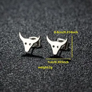 Détail macro de boucles d'oreilles tête de taureau argentées avec mesures et taille