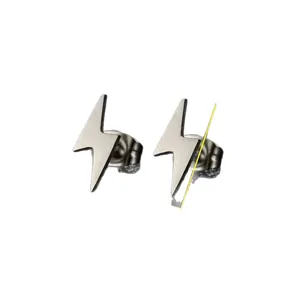 Boucles d'oreilles clous éclair minimalistes en acier inoxydable argenté sur fond blanc
