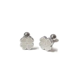 Boucles d'oreilles trèfle en acier titane avec pétales cœur blancs et vis à bille