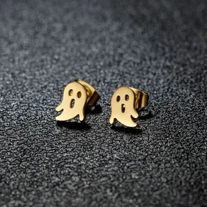 Gros plan détaillé des boucles d'oreilles fantômes dorées pour Halloween
