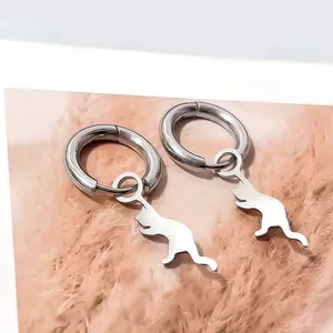 Pendientes de aro plateados de acero con colgantes de silueta de gato sobre piel rosa