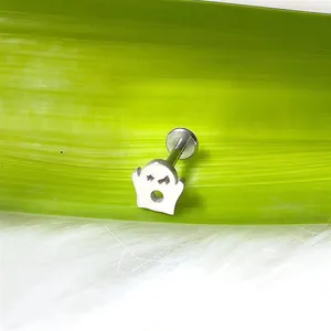Dettaglio ravvicinato di un labret a forma di fantasma con occhi a stella