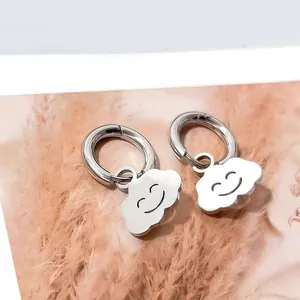 Pendientes de aro en acero plateado con colgantes de nubes y cara sonriente