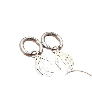Pendientes de aro de acero inoxidable pulido con colgante de mano de calavera punk plata
