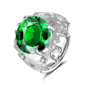Vue macro détaillée de la pierre précieuse verte ovale et de la texture écorce sur la bague