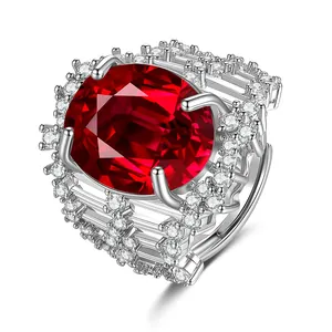 Macro-opname van grote ovale rode edelsteen met zirkonia op een zilveren ringband