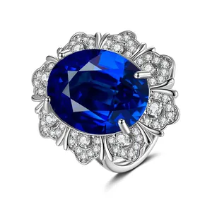Detail eines luxuriösen Cocktailrings mit großem blauen Saphir und Blütenkranz
