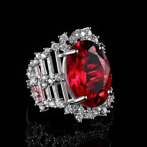 Macro-opname van een luxe ring met een grote ovale robijn en zirkonia pavé