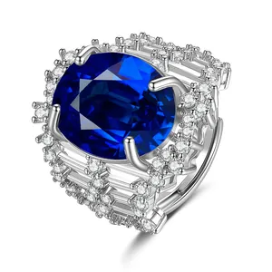 Detailopname van blauwe saffier met zijstenen op een zilverkleurige roestvrijstalen ring