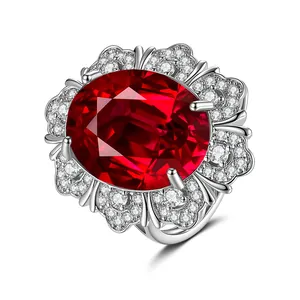 Detailansicht eines luxuriösen Rubinrings mit doppeltem Diamant-Blumen-Halo-Effekt