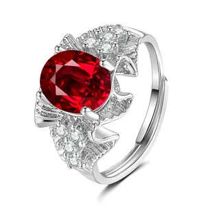 Détail de la bague avec pierre ovale rouge rubis, cristaux de zircon et anneau ajustable