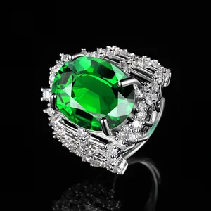 Luxe herenring met groene edelsteen en zirkonia-accenten op een gepolijste zilveren band