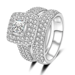 Tweedelige zilveren ringenset met princess cut hoofdsteen en glinsterende halo