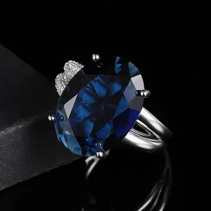 Luxe vergulde ring met een grote ovale blauwe edelsteen en zirkonia pavézetting