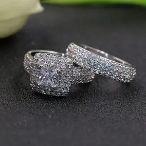 Detailopname van zilveren ringenset met prinses geslepen steen en pavé zetting
