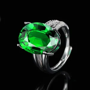 Verzilverde koperen ring met ovale groene zirkoon en micro-geplaveide kristallen