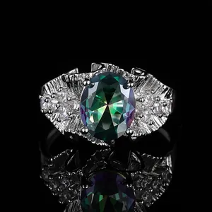 Bague de luxe en argent avec topaze mystique ovale et accents de zircone blanche