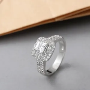 Luxe zilveren bruidsset met vierkant geslepen middensteen en dubbele halo pavé diamanten