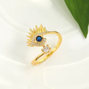 Detalle de anillo Evil Eye bañado en oro con circón azul y detalles de cristal claro