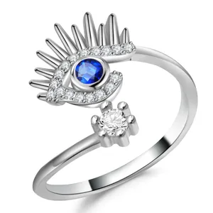 Anillo ajustable de mal de ojo con cristal azul y circonitas blancas en fondo blanco