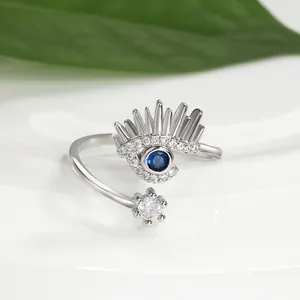 Detalle macro de anillo ajustable de ojo turco plateado con piedra azul y pestañas