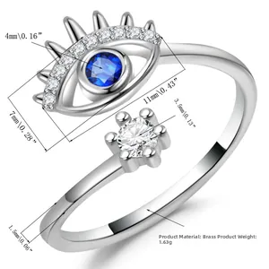 Dettaglio ravvicinato delle dimensioni dell'anello malocchio e finitura argento con gemma blu