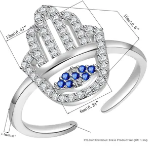 Dettaglio macro dell'anello mano di Fatima argento con occhio di zircone e dimensioni